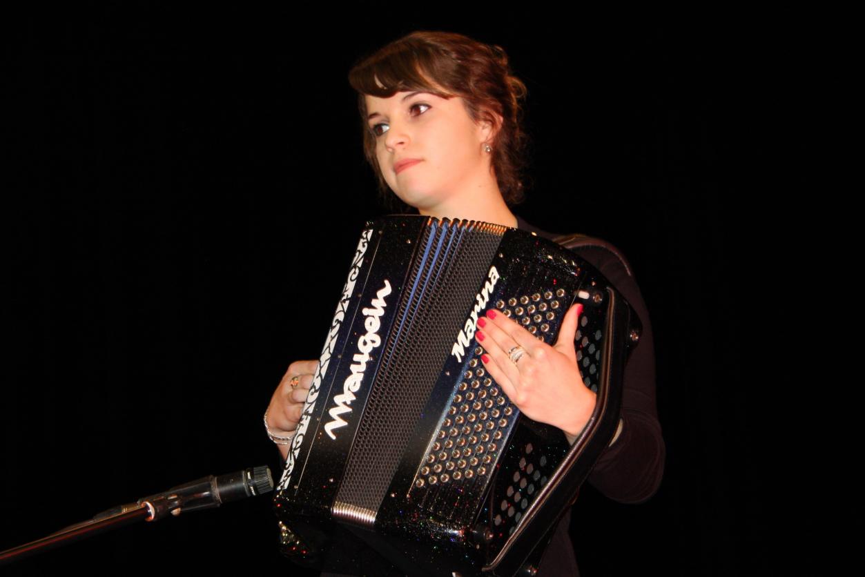Marina, jeune accordéoniste, élève de Murielle ROQUES (Cahors Accordéon).