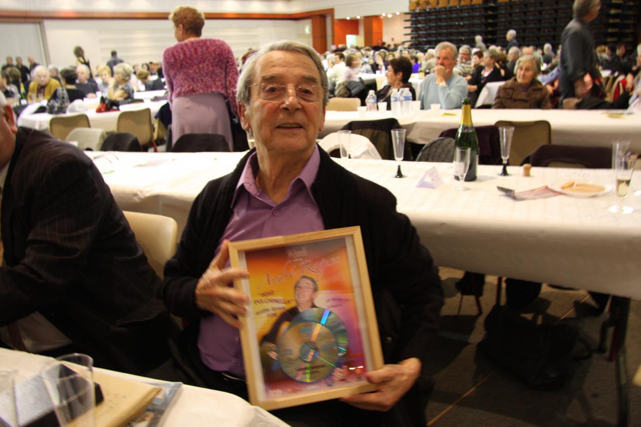 André ROQUES nous présente son double disque d'or pour son grand succès &#34;Adio Pulchinella&#34;.