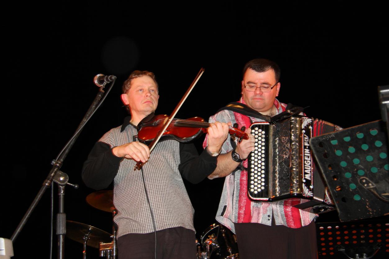 Xavier VIDAL au violon et Christophe ANDRIEUX à l'accordéon.
