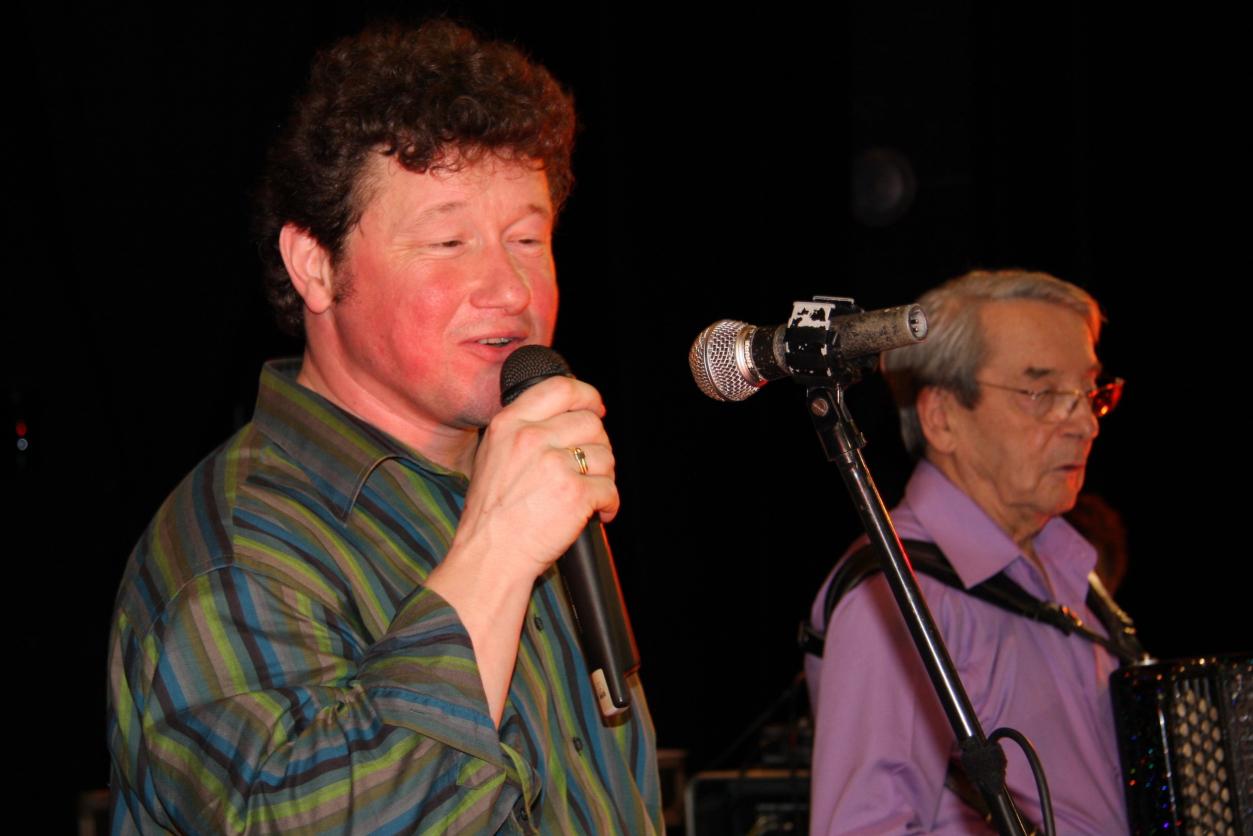 André ROQUES et son chanteur Eric COUDON.