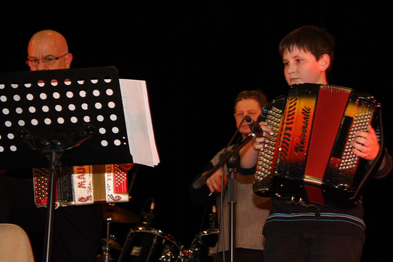 Jeune élève de l'école Accordéon Club FA.SI.LA sous la direction de Christian LLORENS accompagné par Xavier VIDAL et l'orchestre Christophe ANDRIEUX.