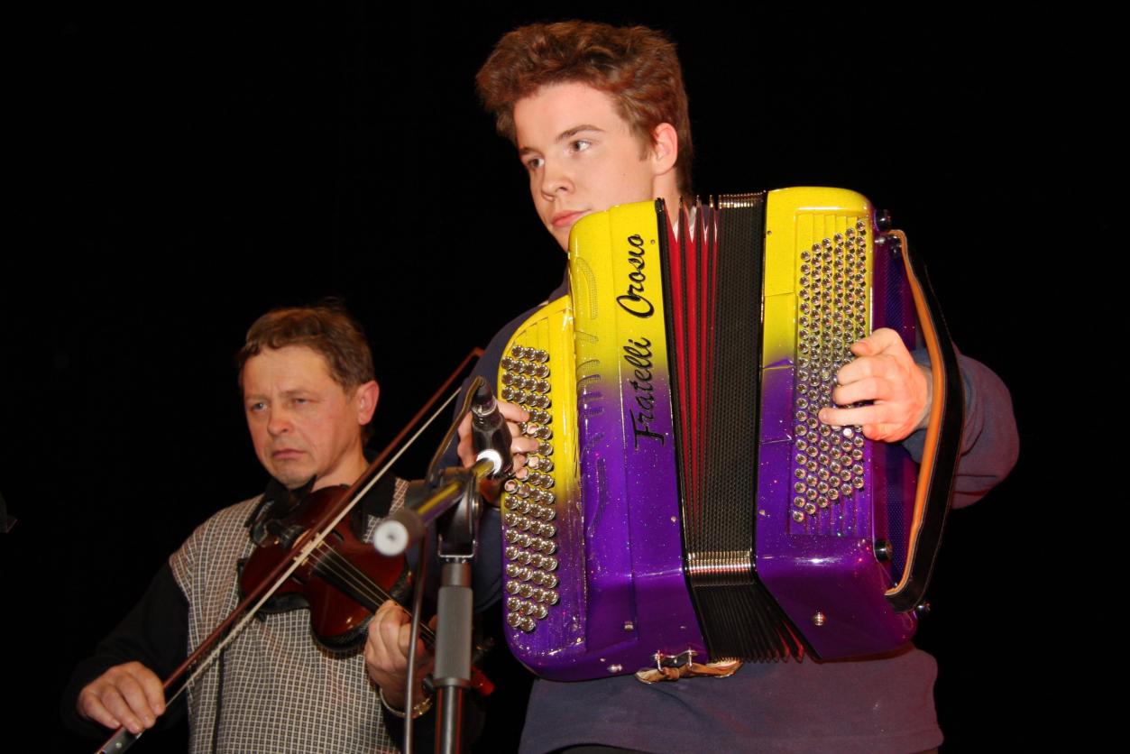 Jeune élève de l'école Accordéon Club FA.SI.LA sous la direction de Christian LLORENS accompagné par Xavier VIDAL et l'orchestre Christophe ANDRIEUX.