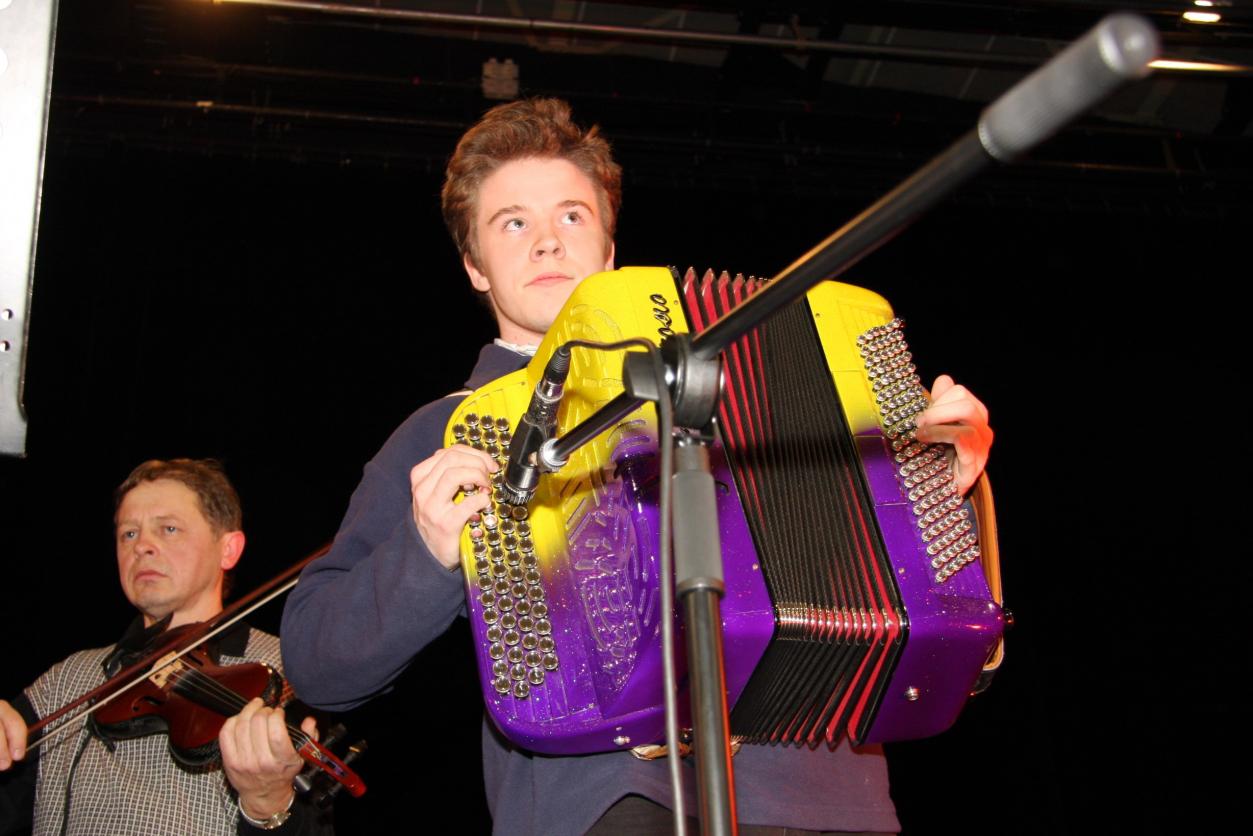 Jeune élève de l'école Accordéon Club FA.SI.LA sous la direction de Christian LLORENS accompagné par Xavier VIDAL et l'orchestre Christophe ANDRIEUX.