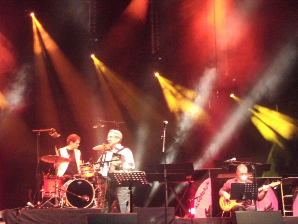 André ROQUES sur la scène de l'Olympia.