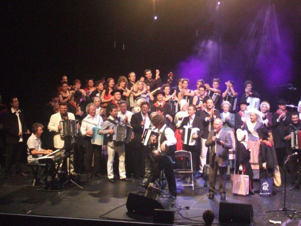 Belle brochette d'accordéonistes ! A droite, au micro, René LEBON.