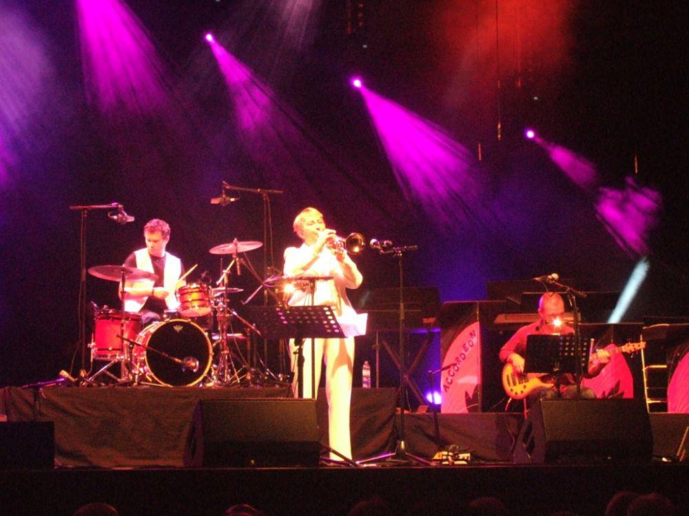 Chantal SOULU (Aquitaine) joue de la trompette.