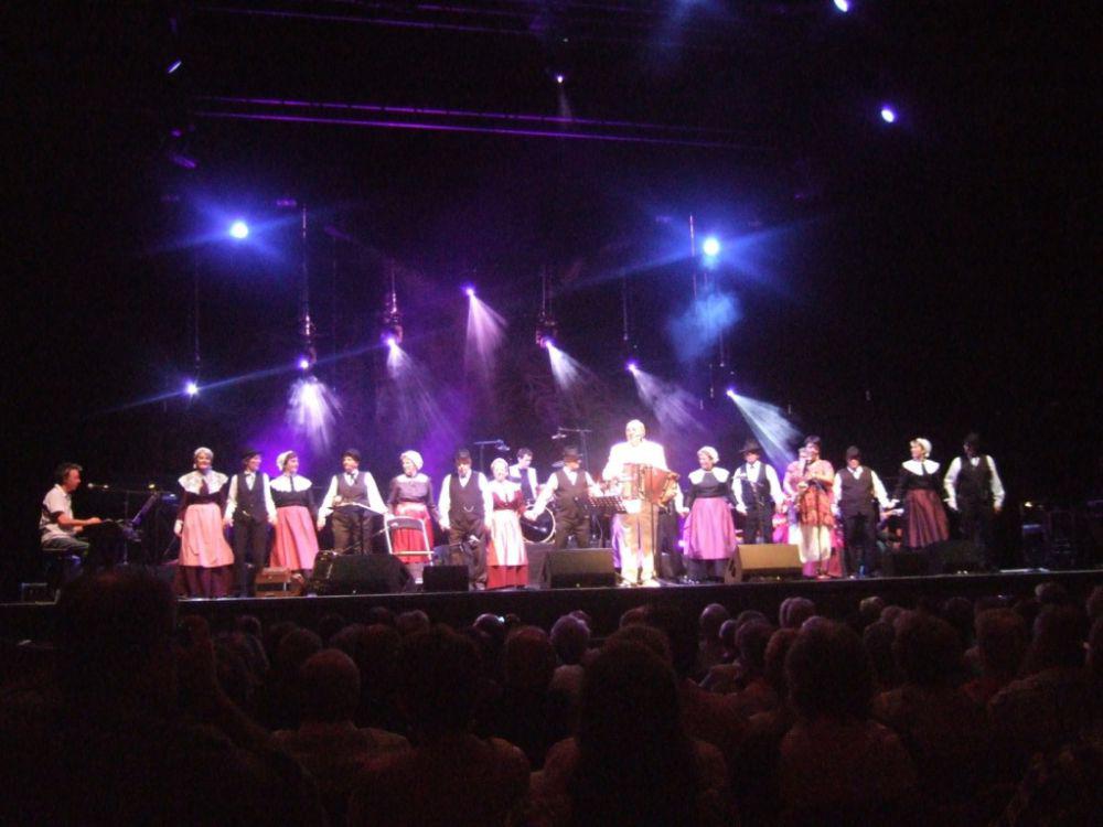 Mic BREHIN (Indre) avec la participation du groupe folklorique de Val-de-Loire.